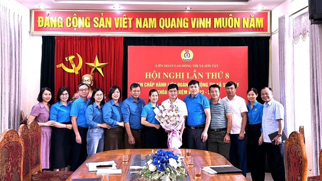 Sơn Tây: Công bố quyết định kiện toàn Phó Chủ tịch Liên đoàn Lao động Thị xã