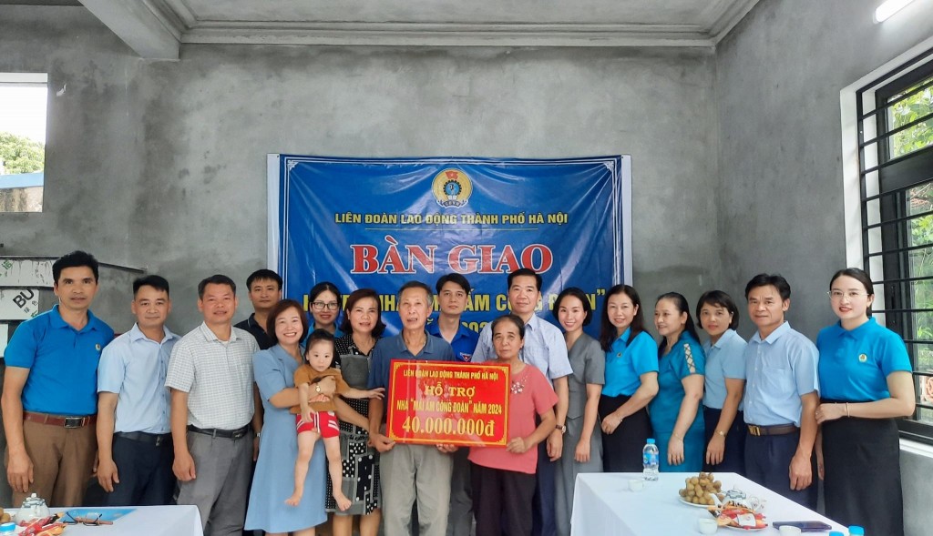 Huyện Ứng Hòa: Bàn giao Mái ấm Công đoàn cho gia đình đoàn viên