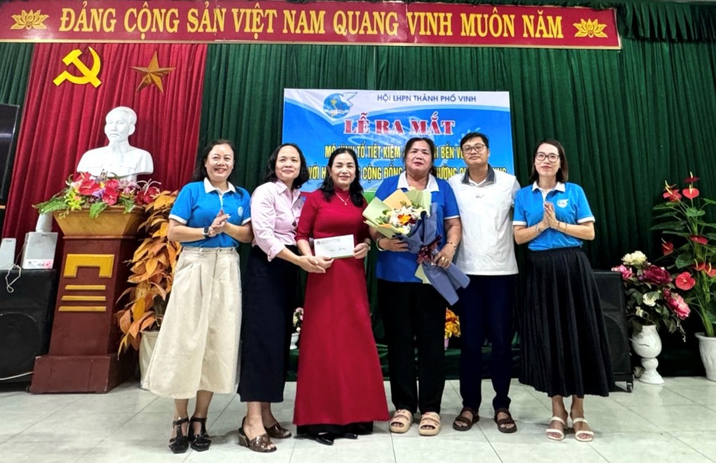 Hội LHPN thành phố Vinh đưa tín dụng chính sách đến với hội viên