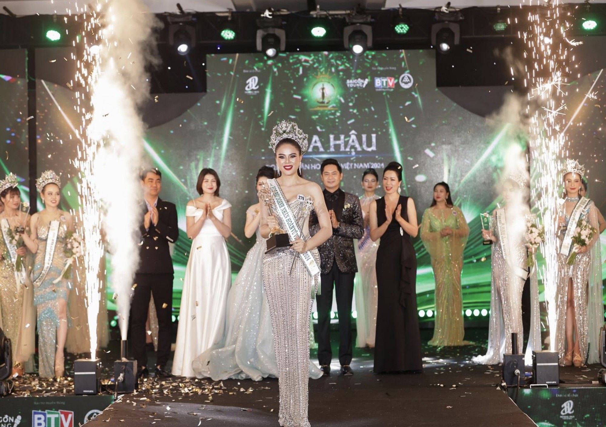Đồng Thị Thanh Tâm đăng quang Hoa hậu Doanh nhân Hoàn vũ Việt Nam 2024