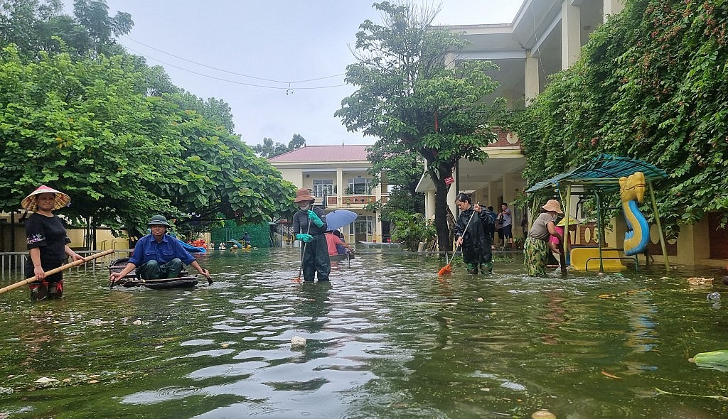 Mực nước trên các sông đang rút, người dân tập trung khắc phục hậu quả