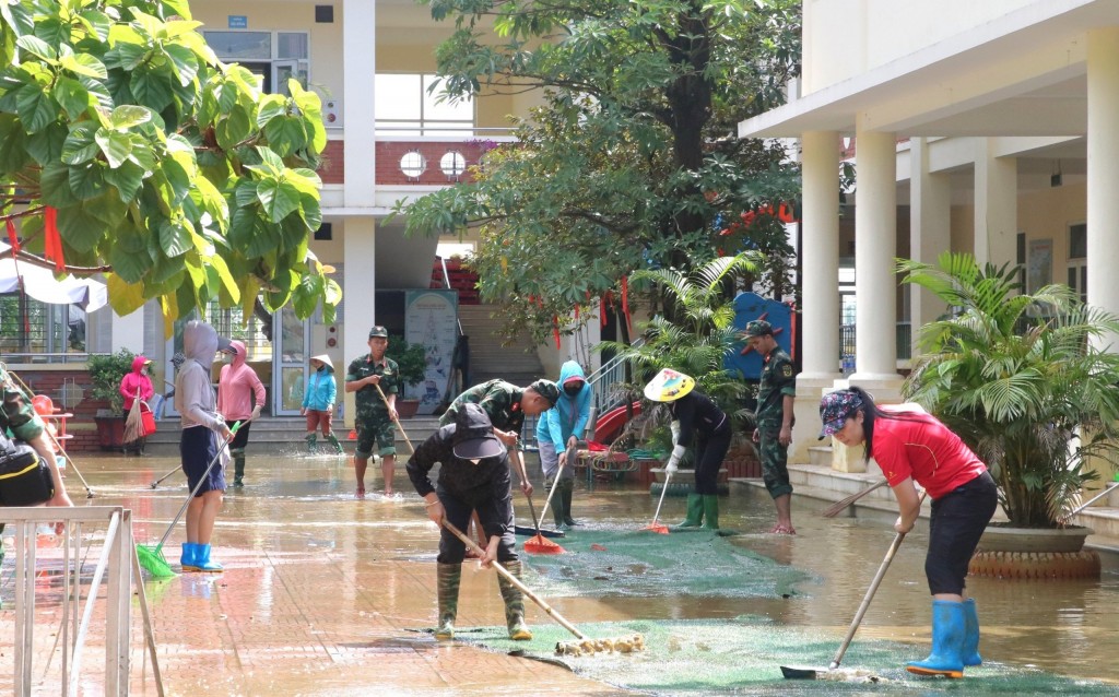 Huyện Chương Mỹ tổng lực vệ sinh môi trường, khôi phục sản xuất sau khi lũ rút