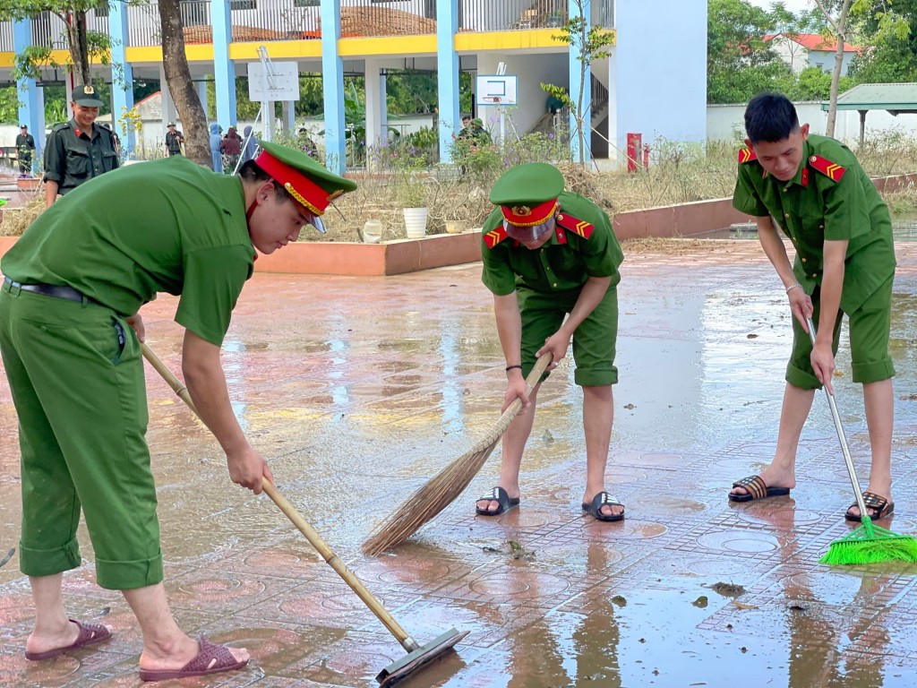 Chương Mỹ tổng lực vệ sinh môi trường, khôi phục sản xuất sau khi lũ rút