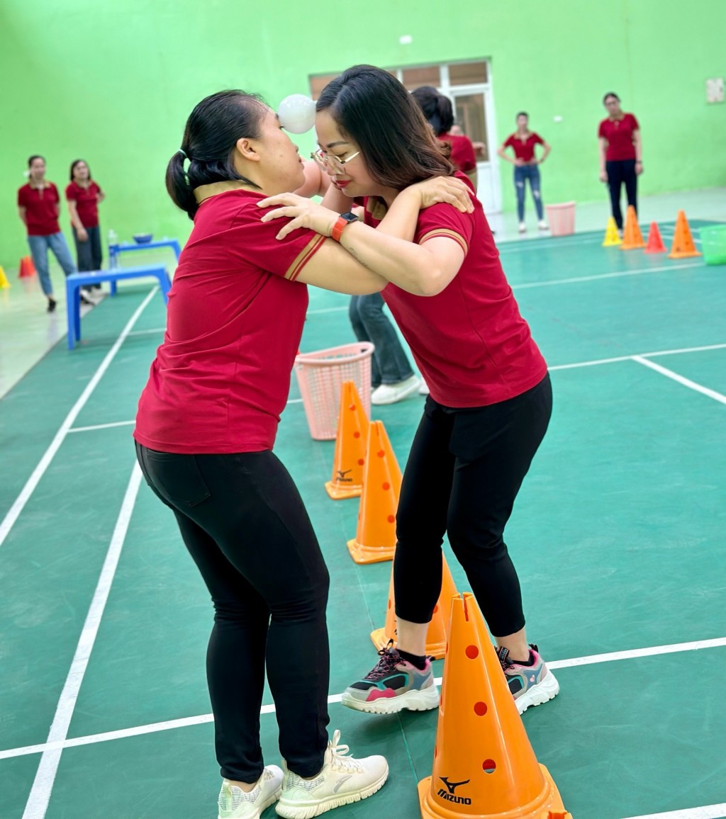 Sôi nổi Ngày hội thể thao trong đoàn viên Công đoàn Trường Tiểu học Gia Thụy