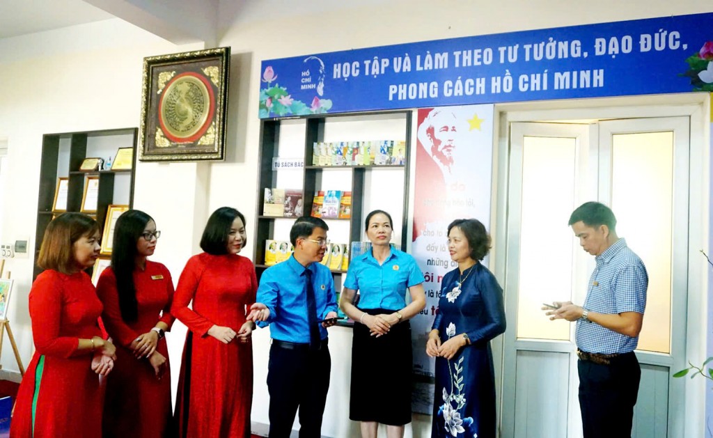 Mô hình sinh động trong học và làm theo Bác của giáo viên Trường Tiểu học Đô thị Việt Hưng