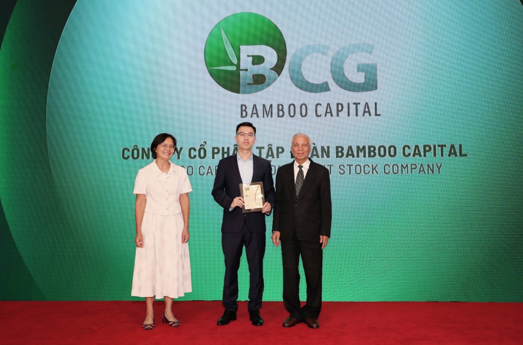 Ông Nguyễn Tùng Lâm – Tổng Giám đốc Bamboo Capital – đại diện Tập đoàn nhận giải thưởng.