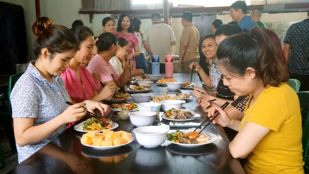 Hạnh phúc với "Bữa cơm Công đoàn" tri ân, gắn kết đoàn viên