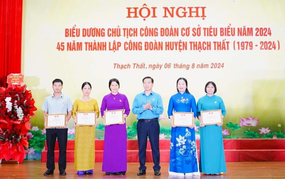 LĐLĐ huyện Thạch Thất biểu dương 27 Chủ tịch Công đoàn cơ sở tiêu biểu năm 2024