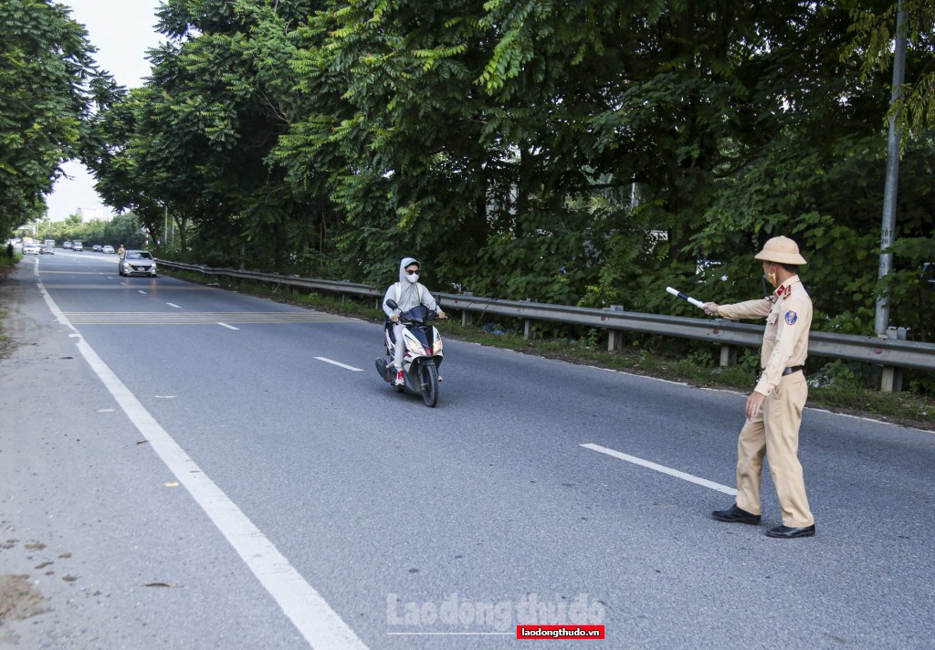 Bất chấp nguy hiểm hàng loạt tài xế xe máy đi vào cao tốc Đại lộ Thăng Long