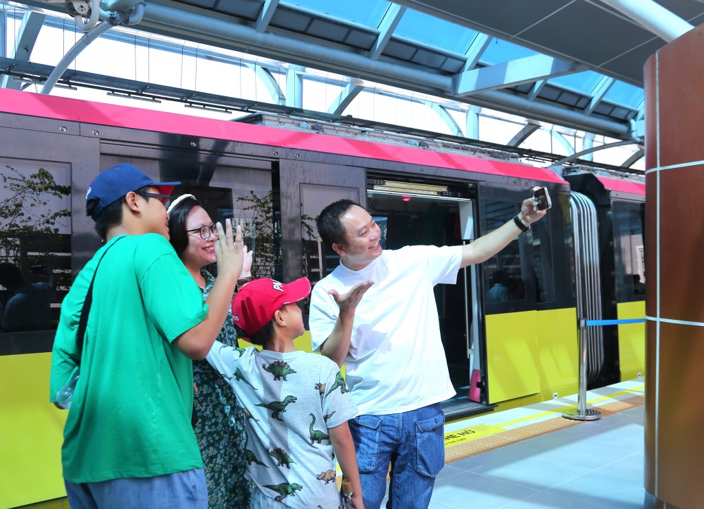 Tròn một năm vận hành tuyến metro Nhổn - Cầu Giấy: Tỷ lệ hành khách hài lòng vượt 99,9%