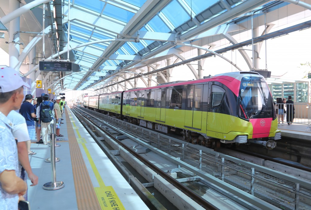 Người dân háo hức trải nghiệm tàu metro Nhổn - Ga Hà Nội