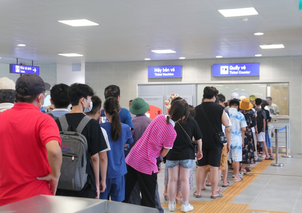 Người dân háo hức trải nghiệm tàu metro Nhổn - Ga Hà Nội