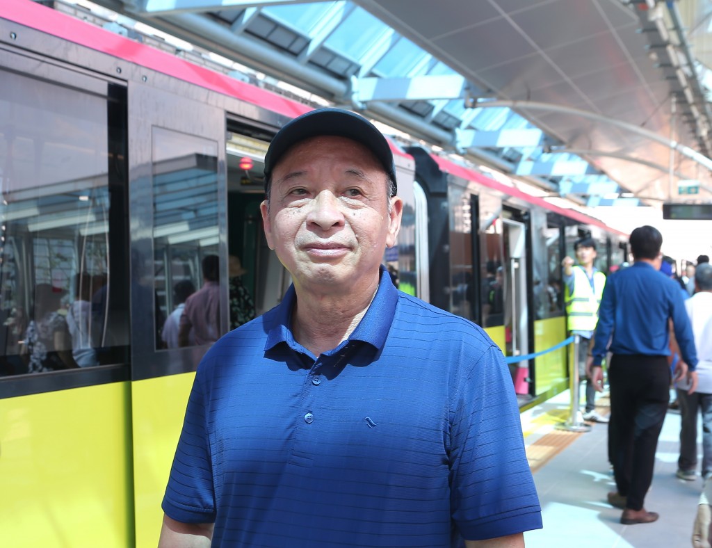 Chùm ảnh: Người dân xếp hàng trải nghiệm metro Nhổn - Ga Hà Nội