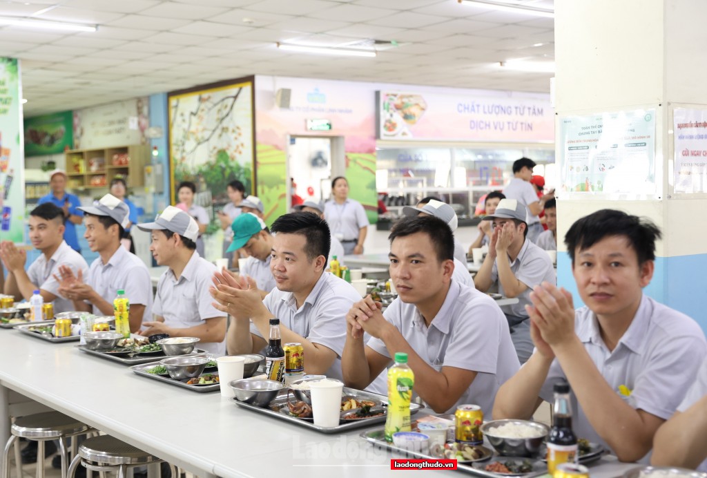 4.000 công nhân Công ty TOTO ăn “Bữa cơm Công đoàn”