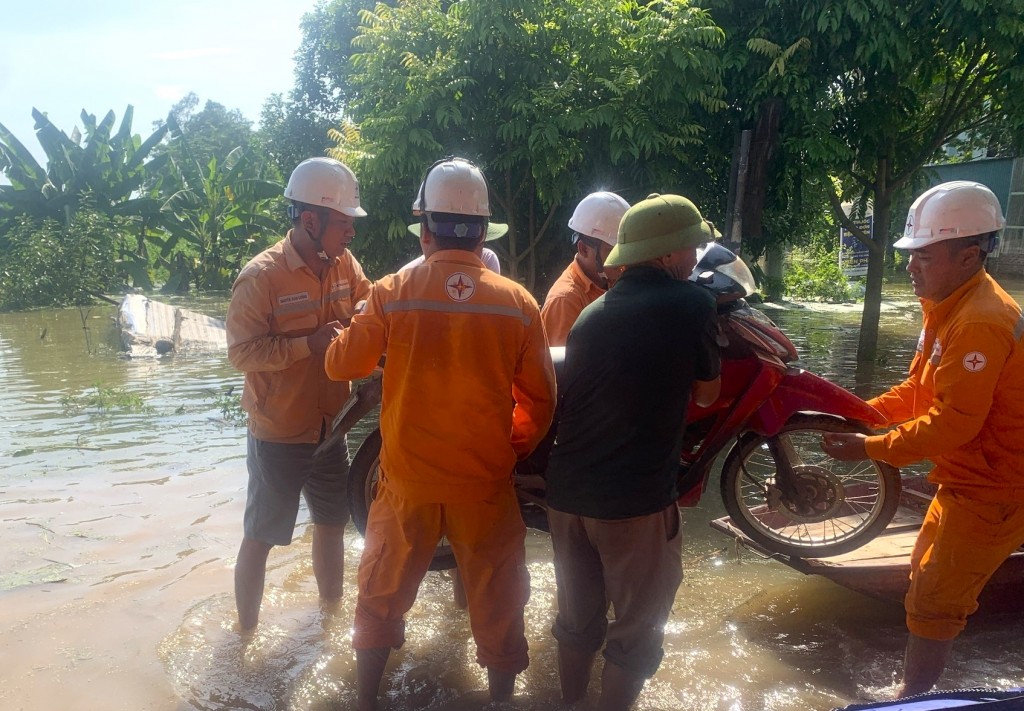 Việc đi lại và sinh hoạt của Nhân dân vùng ngập rất khó khăn do có những chỗ ngập sâu. Công nhân EVNHANOI luôn sẵn sàng hỗ trợ người dân mọi lúc