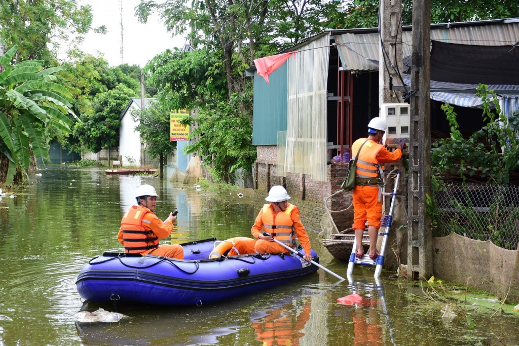 Khi phát hiện nguy cơ mất an toàn, công nhân EVNHANOI sẽ lập tức sa thải các phụ tải bị ngập nước, không đảm bảo an toàn cho người dân.