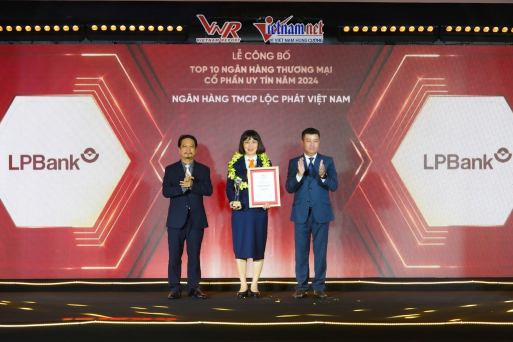 Bà Nguyễn Ánh Vân – Phó Tổng Giám đốc đại diện LPBank nhận giải thưởng Top 10 Ngân hàng TMCP Tư nhân uy tín