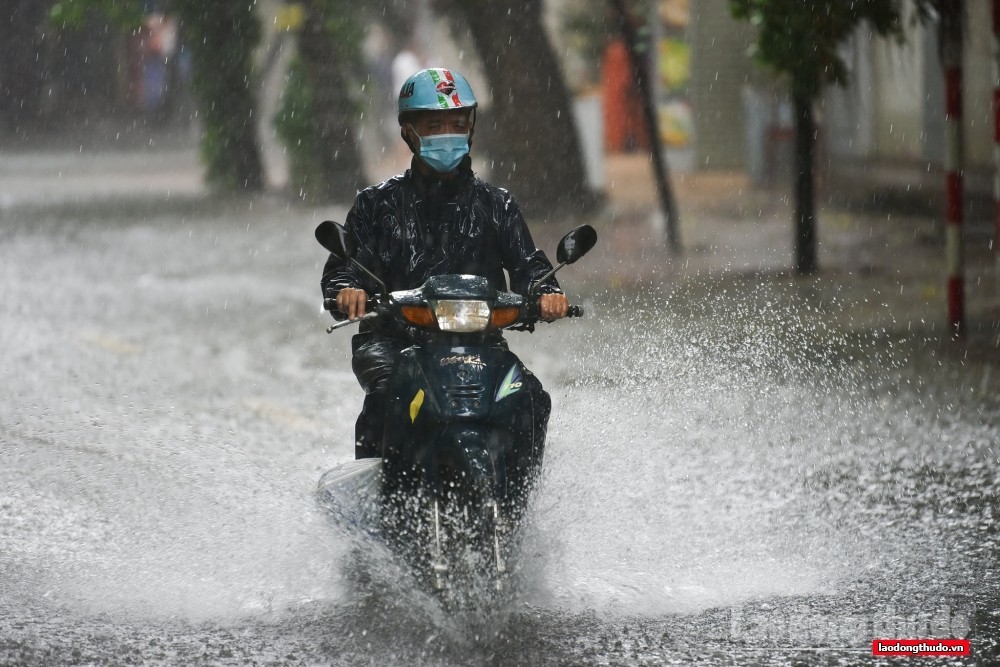 Thời tiết ngày 13/8: Khu vực Hà Nội có lúc mưa rào và dông