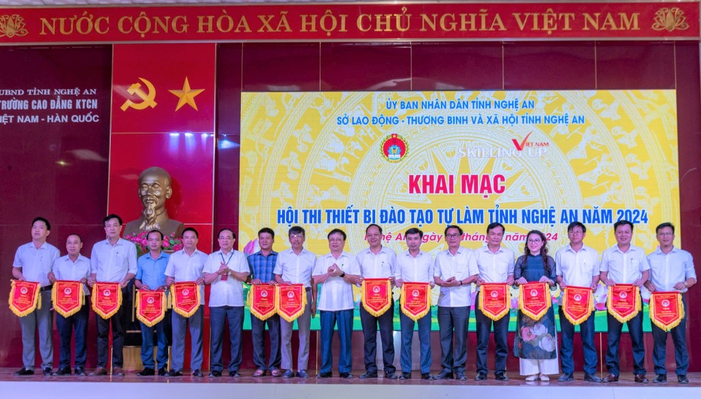 Nghệ An: Khai mạc Hội thi thiết bị đào tạo tự làm năm 2024