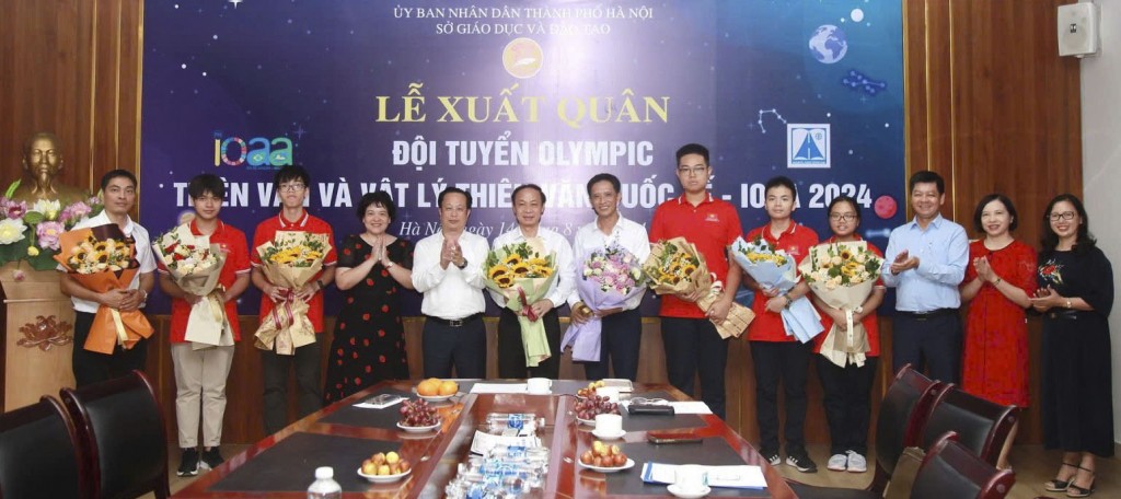 Lãnh đạo Sở GD&ĐT Hà Nội động viên đoàn học sinh Việt Nam dự thi Olympic Thiên văn và Vật lý thiên văn quốc tế năm 2024.