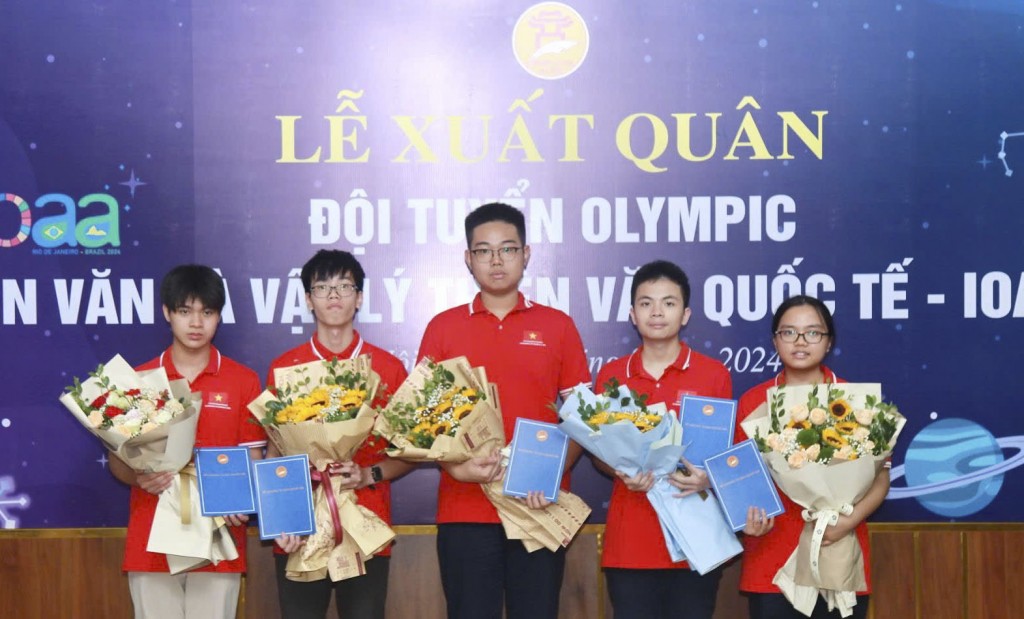 5 học sinh Trường THPT chuyên Hà Nội Amsterdam tham dự Olympic Thiên văn học và Vật lý thiên văn quốc tế năm 202