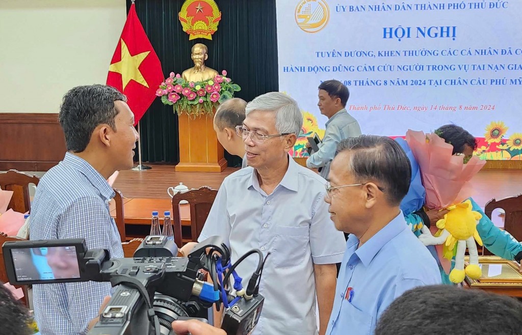 Hành động cứu người cao đẹp trong vụ tai nạn giao thông liên hoàn trên dốc cầu Phú Mỹ