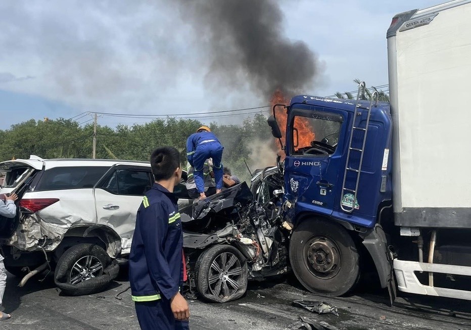 Xe tải gây tai nạn liên hoàn trên dốc cầu Phú Mỹ chở quá tải trọng cho phép