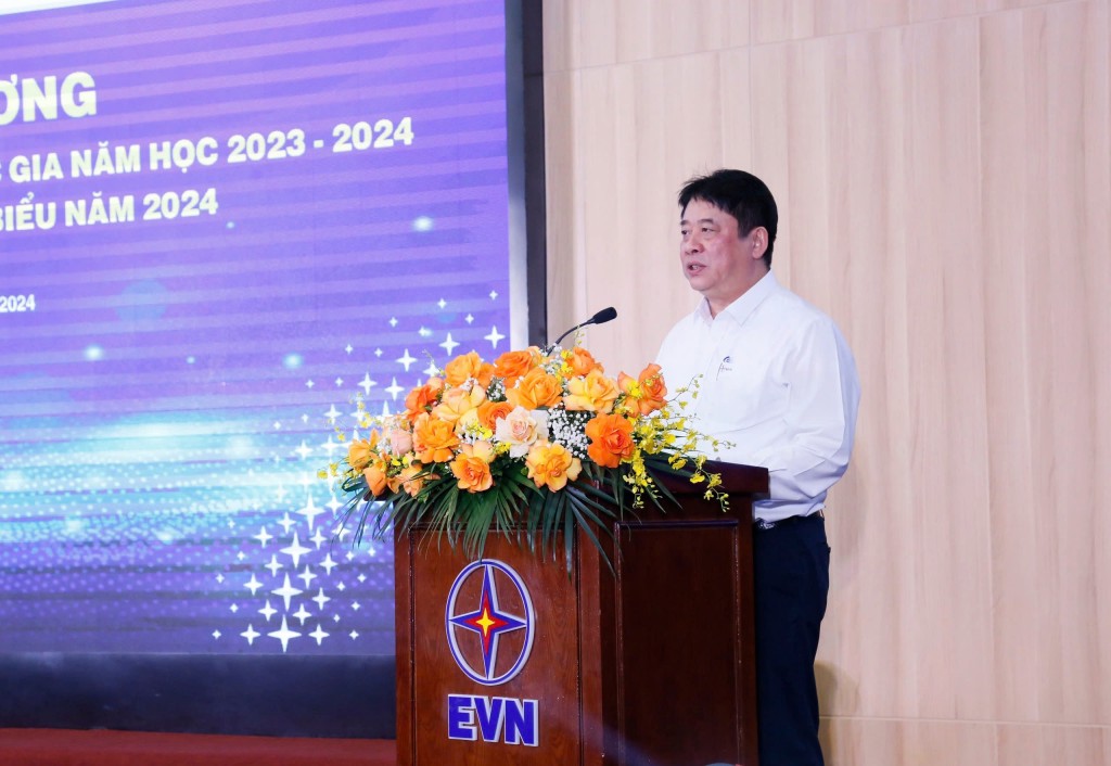 Biểu dương gia đình và con cán bộ, công nhân viên EVN tiêu biểu năm 2024