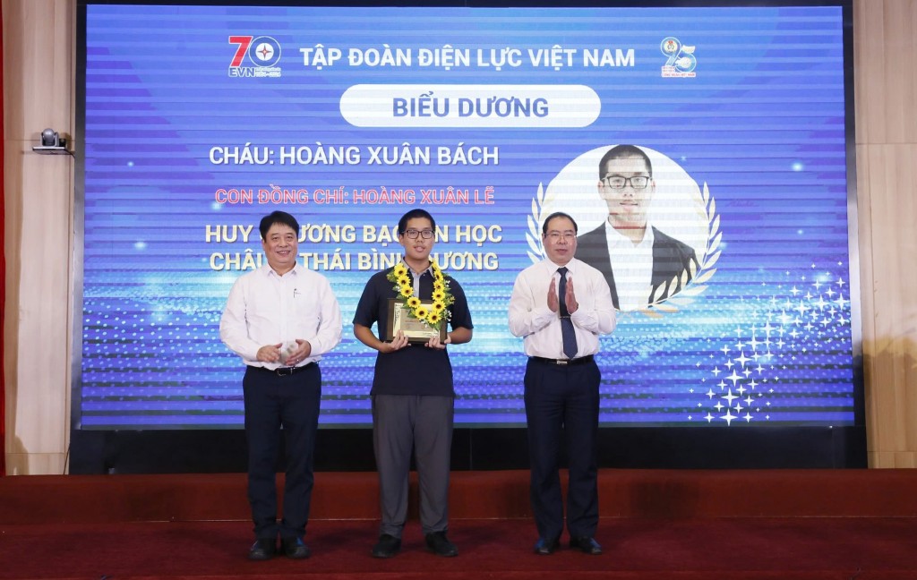 Biểu dương gia đình và con cán bộ, công nhân viên EVN tiêu biểu năm 2024