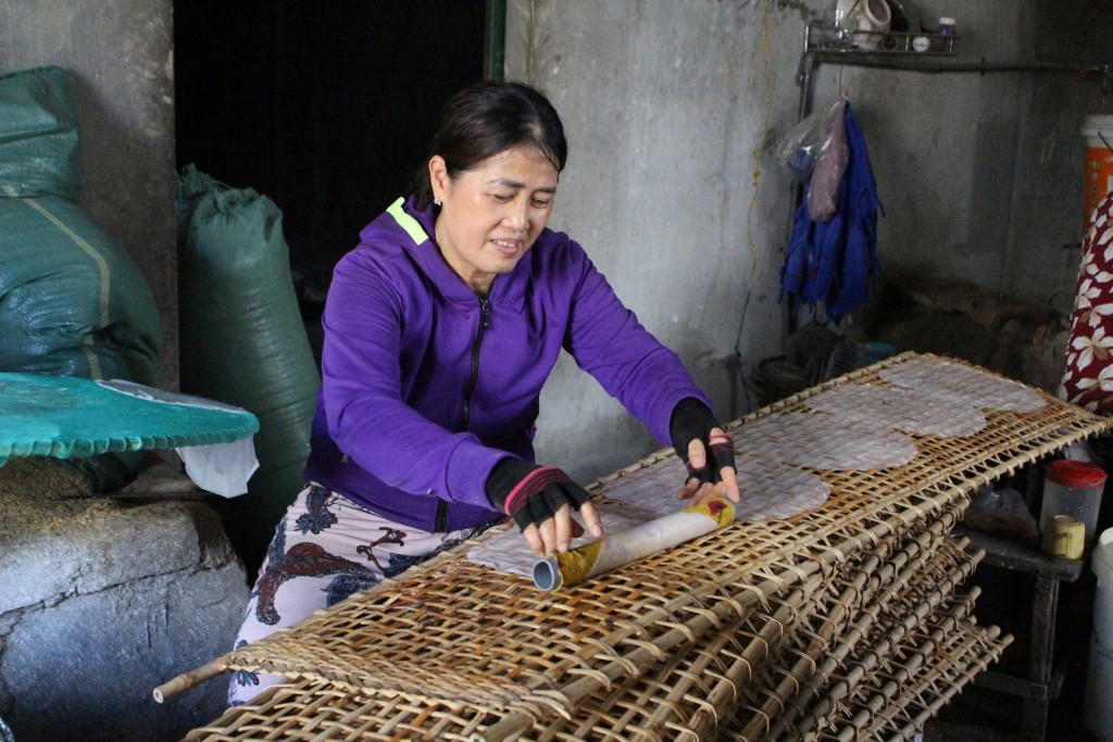 Hơi nước bốc lên từ nồi nước tráng bánh khiến khuôn mặt chị Lê Ngọc Khiết đỏ ửng: “Tráng bánh nhìn vậy chứ không đơn giản chút nào đâu, lỗi nhịp là bánh rách, hỏng ngay. Mỗi ngày chúng tôi có thể làm khoảng 2000 cái, đa số là phân phối cho các tỉnh Tây Nguyên và Hà Nội. Bánh tráng có giá khoảng 20.000 - 25.000 đồng/30 cái”.