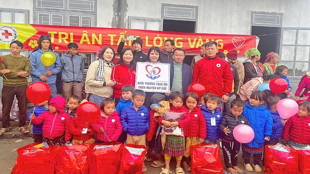 Cùng thắp nên "ngọn lửa" hy vọng cho học sinh nghèo