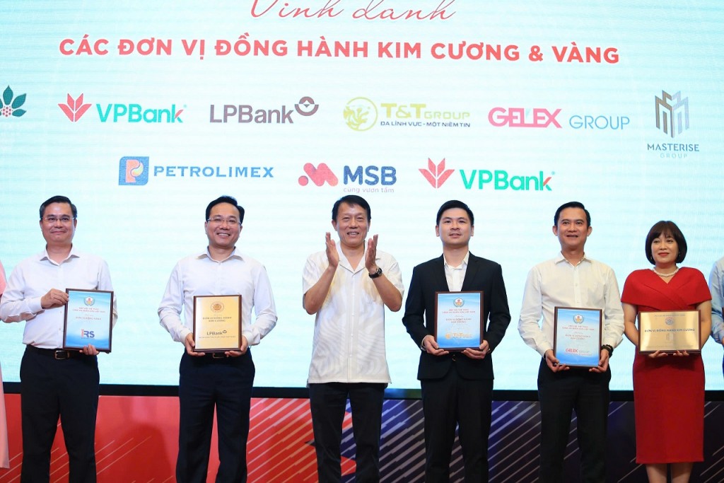 Phó Chủ tịch HĐQT T&T Group Đỗ Vinh Quang (thứ ba từ trái sang) nhận bảng danh vị nhà đồng hành Kim Cương từ Hiệp hội thể thao CAND.