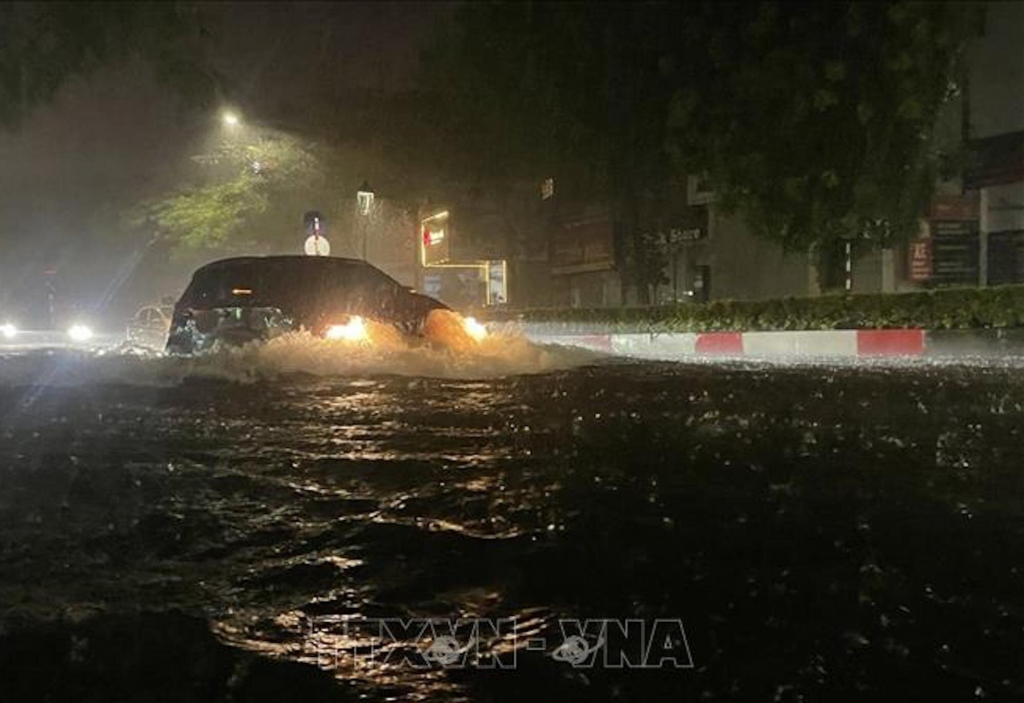 Mưa lớn kéo dài trong đêm, nhiều tuyến phố Hà Nội ngập sâu, cây gẫy đổ