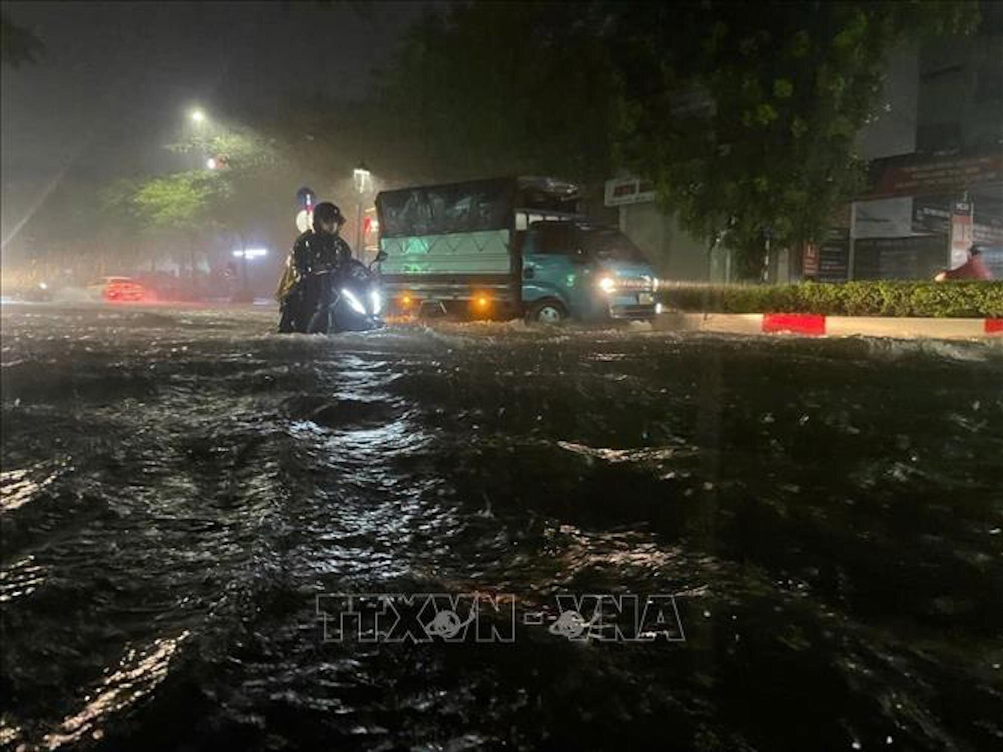 Mưa như trút nước trong đêm, nhiều tuyến phố Hà Nội ngập sâu, cây đổ la liệt  - 12