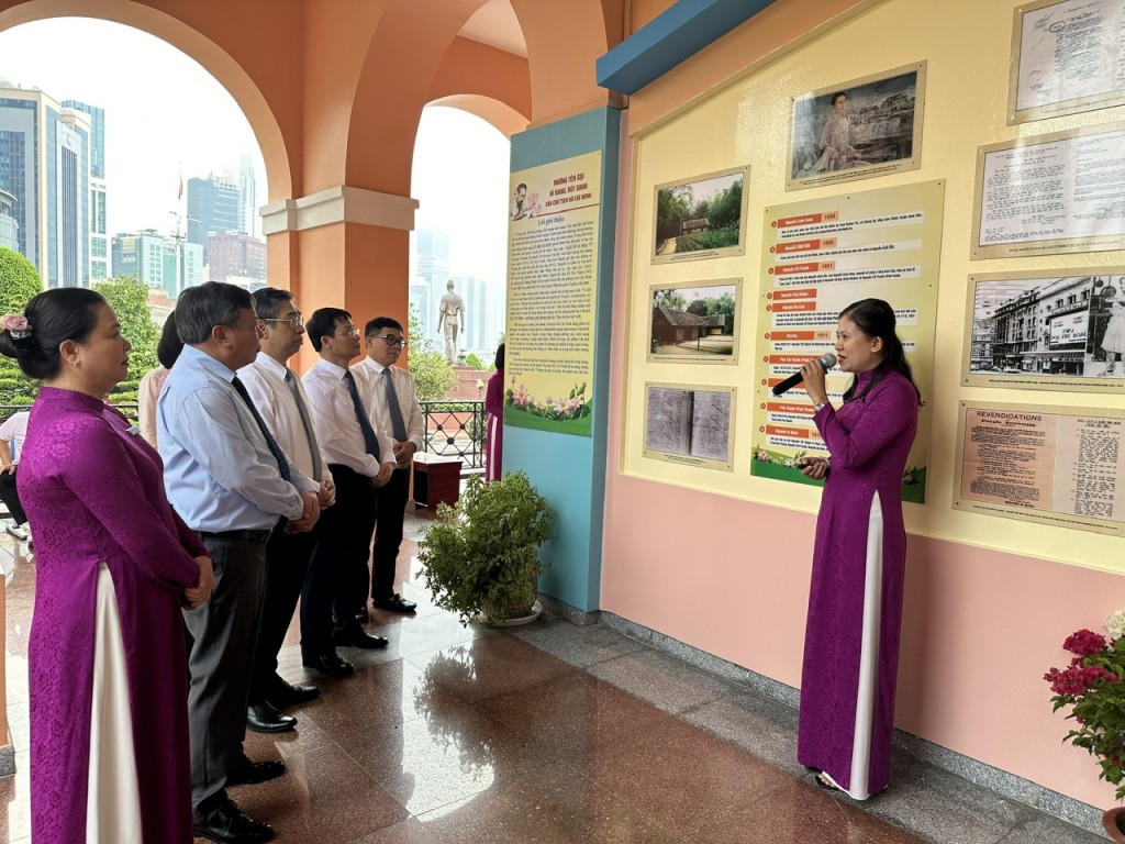 Phó Bí thư Thành ủy thành phố Hà Nội Nguyễn Văn Phong dâng hương, dâng hoa tại Tượng đài Bác Hồ