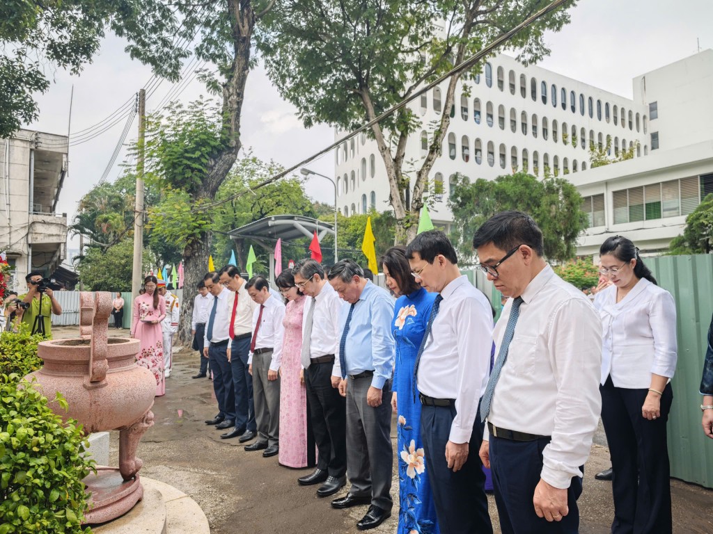 Phó Bí thư Thành ủy Hà Nội Nguyễn Văn Phong dâng hương, dâng hoa tại Di tích Quốc gia Khu trại giam Bệnh viện Chợ Quán