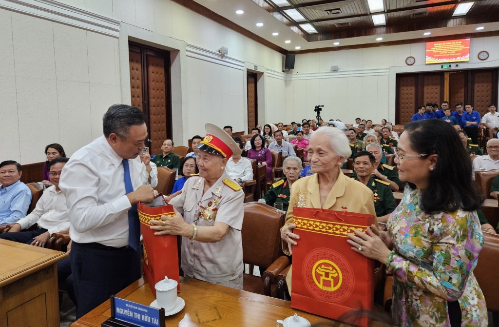 Lãnh đạo thành phố Hà Nội và Thành phố Hồ Chí Minh tặng quà gia đình chính sách