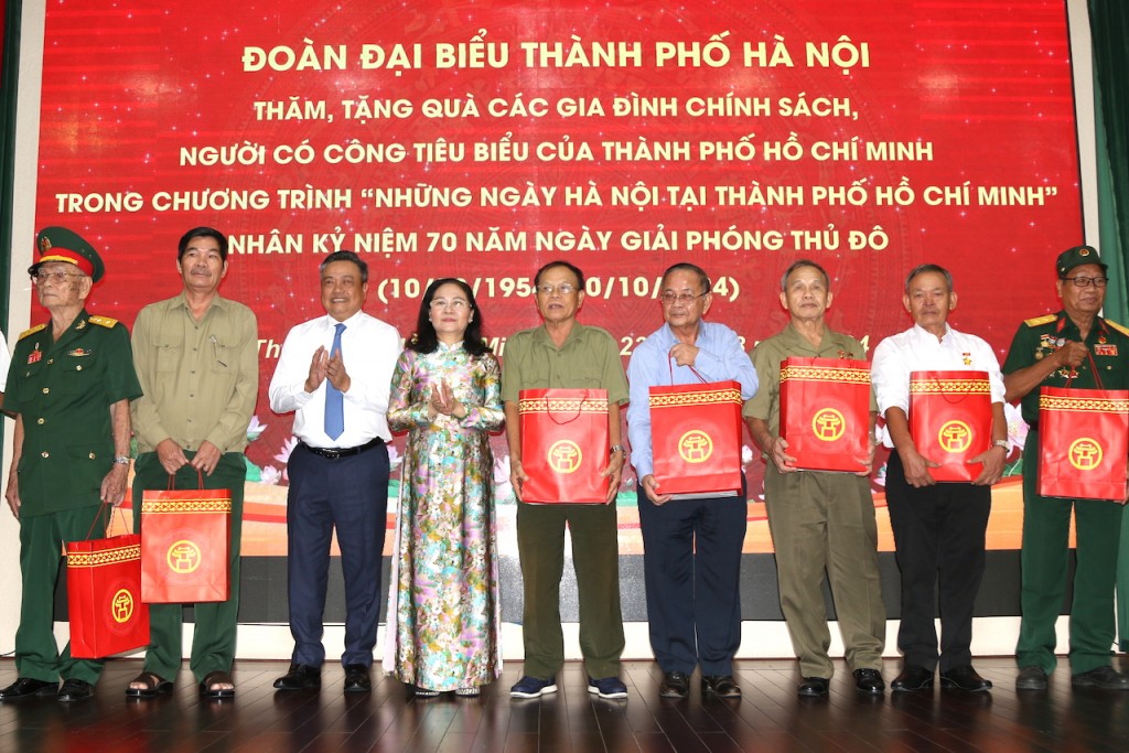 Lãnh đạo thành phố Hà Nội và Thành phố Hồ Chí Minh tặng quà gia đình chính sách