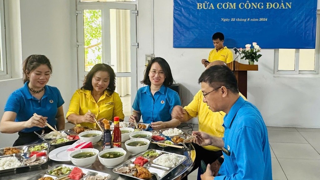 LĐLĐ quận Hoàng Mai: “Bữa cơm Công đoàn” ấm áp, sẻ chia và gắn kết