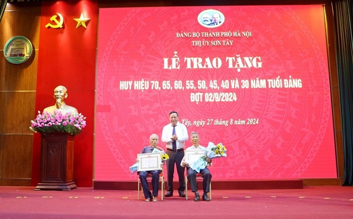 Phó Bí thư Thành ủy Hà Nội trao tặng Huy hiệu Đảng tại thị xã Sơn Tây