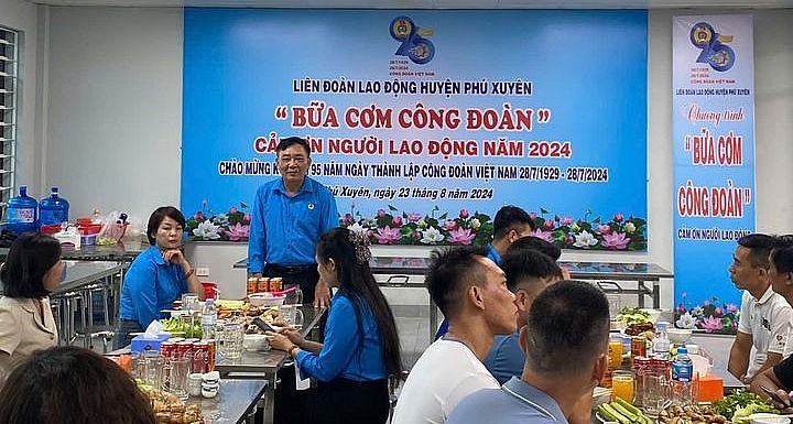 Ấm áp “Bữa cơm Công đoàn” tại Trường Trung học cơ sở Trần Phú