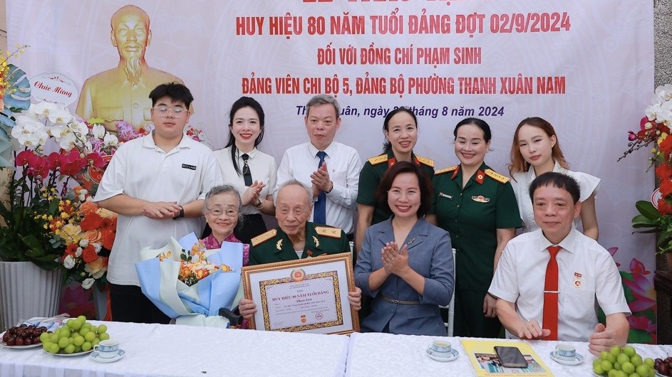 Trao Huy hiệu 80 năm tuổi Đảng cho Trung tướng Phạm Sinh