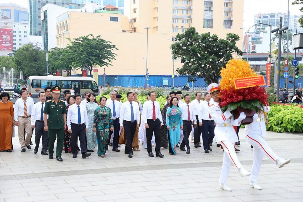 Lãnh đạo TP.HCM dâng hương, dâng hoa tưởng nhớ Chủ tịch Hồ Chí Minh