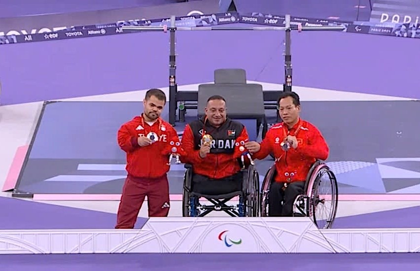 Thưởng nóng cho lực sĩ Lê Văn Công sau tấm Huy chương Đồng Paralympic