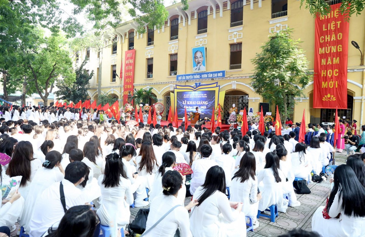 TRỰC TUYẾN: Gần 2,3 triệu học sinh Thủ đô hân hoan chào đón năm học mới