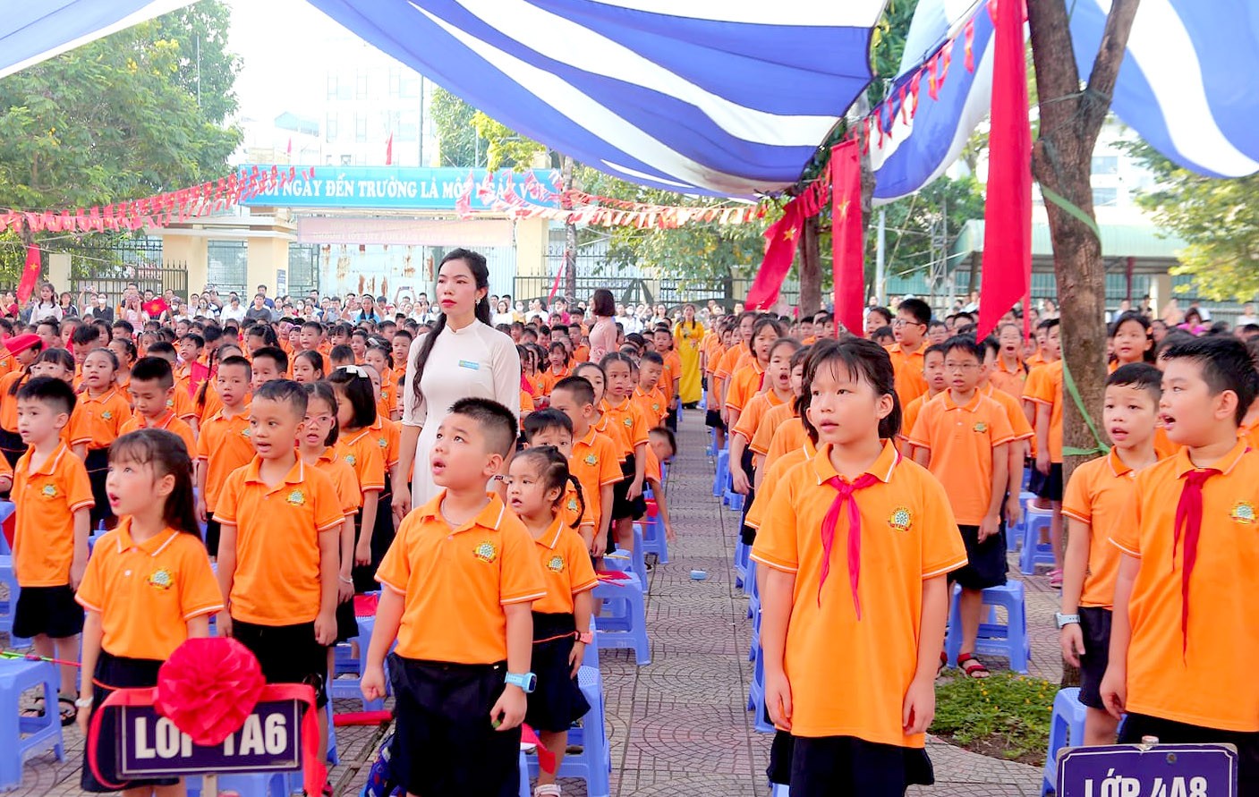 TRỰC TUYẾN: Gần 2,3 triệu học sinh Thủ đô hân hoan chào đón năm học mới