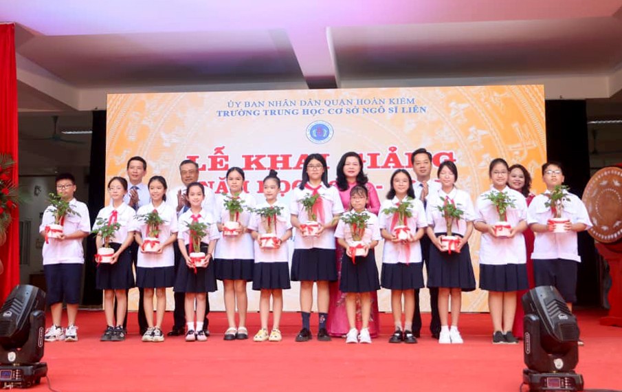 TRỰC TUYẾN: Gần 2,3 triệu học sinh Thủ đô hân hoan chào đón năm học mới