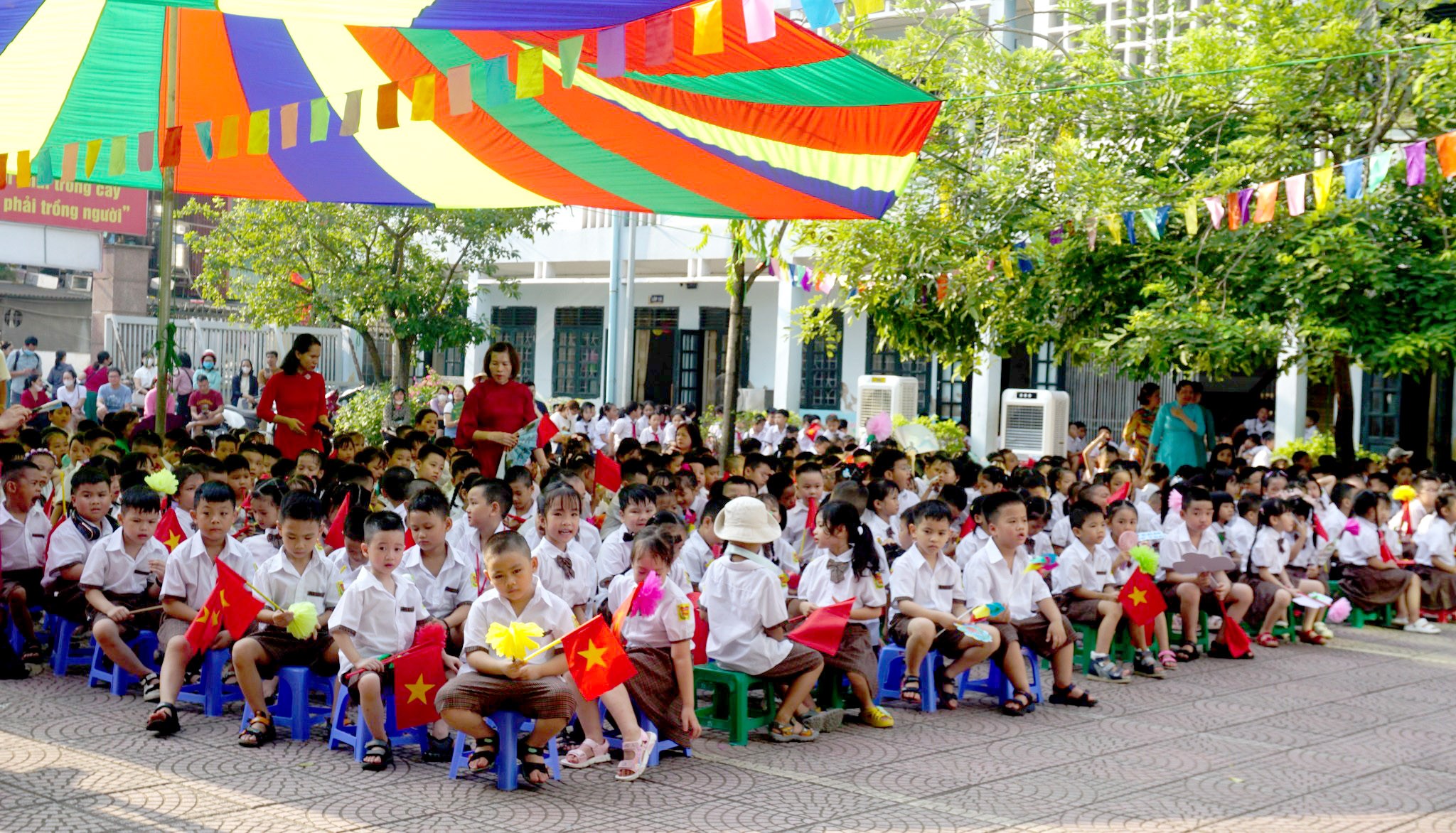 TRỰC TUYẾN: Gần 2,3 triệu học sinh Thủ đô hân hoan chào đón năm học mới