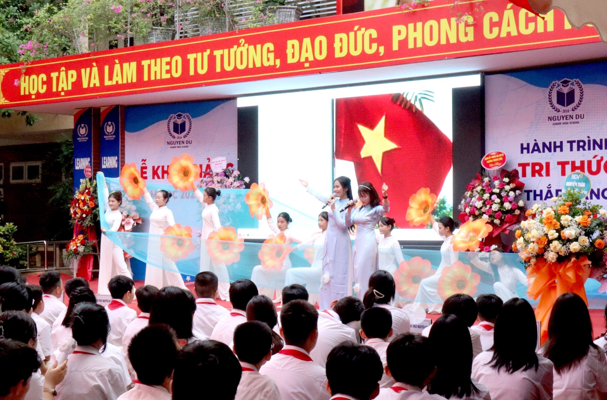 TRỰC TUYẾN: Gần 2,3 triệu học sinh Thủ đô hân hoan chào đón năm học mới