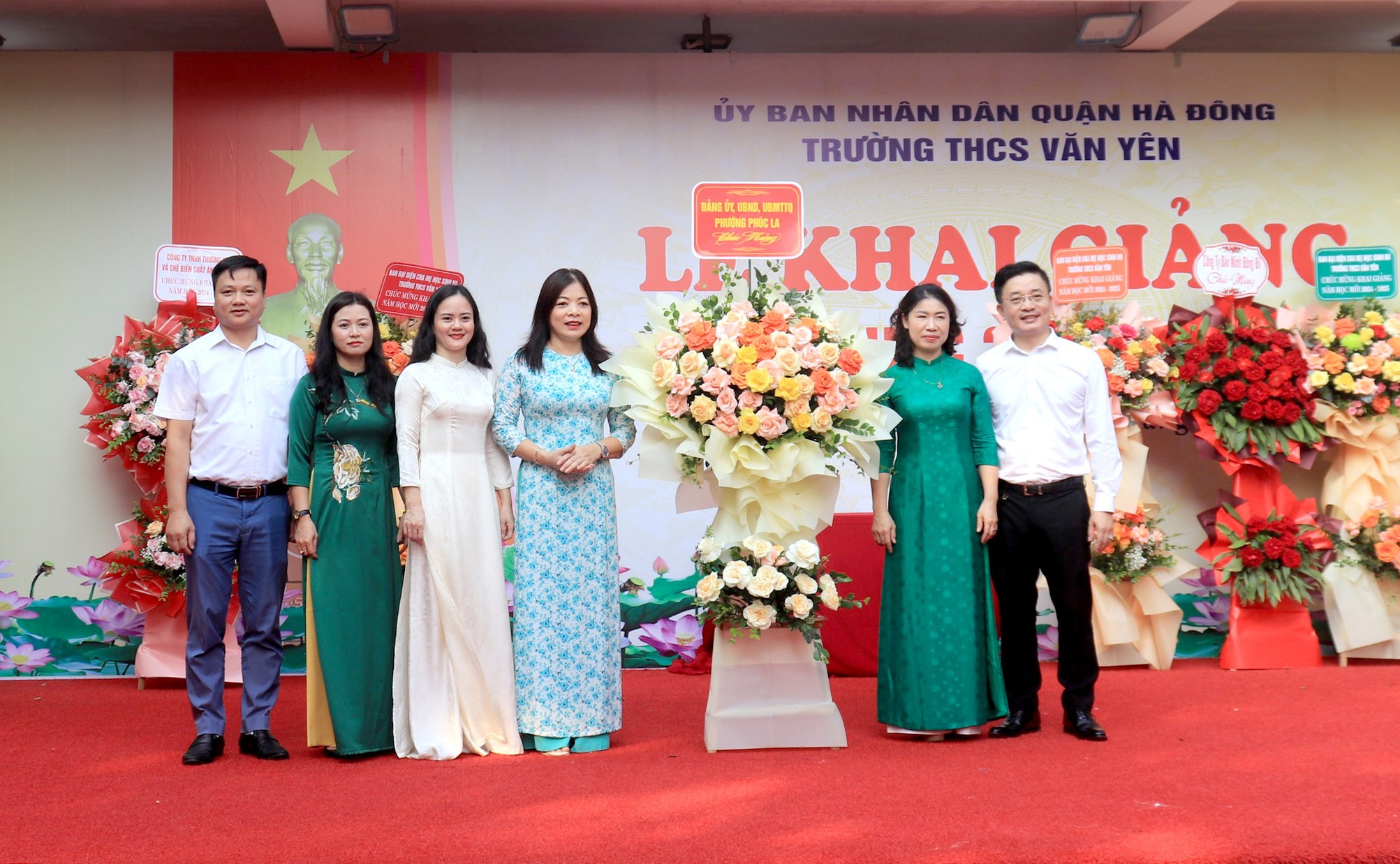 TRỰC TUYẾN: Gần 2,3 triệu học sinh Thủ đô hân hoan chào đón năm học mới